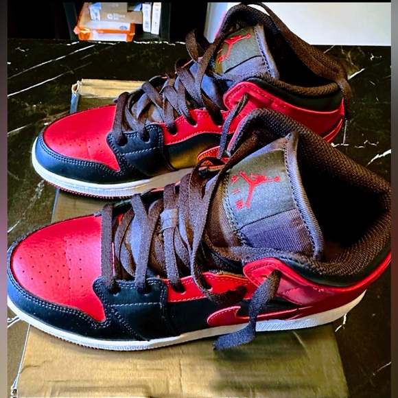 Nike shoes (Big Girls) - Picture 3 of 10